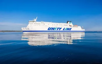 prom Polonia rzucający odbicie na spokojnej wodzie