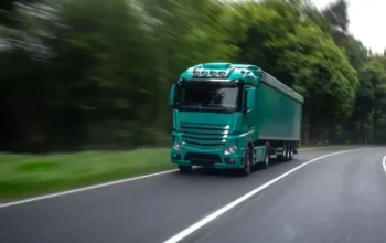 duża zielona ciężarówka na drodze