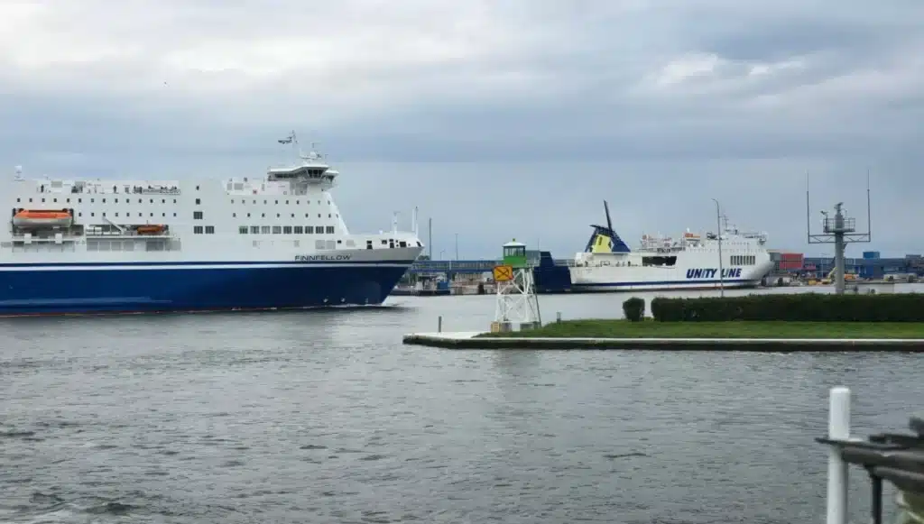 promy Finnlines i Unity Line na tle terminala promowego