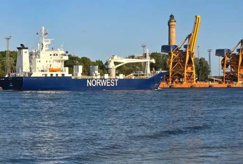 20250703_191934-1 frachtowiec w porcie w Świnoujściu