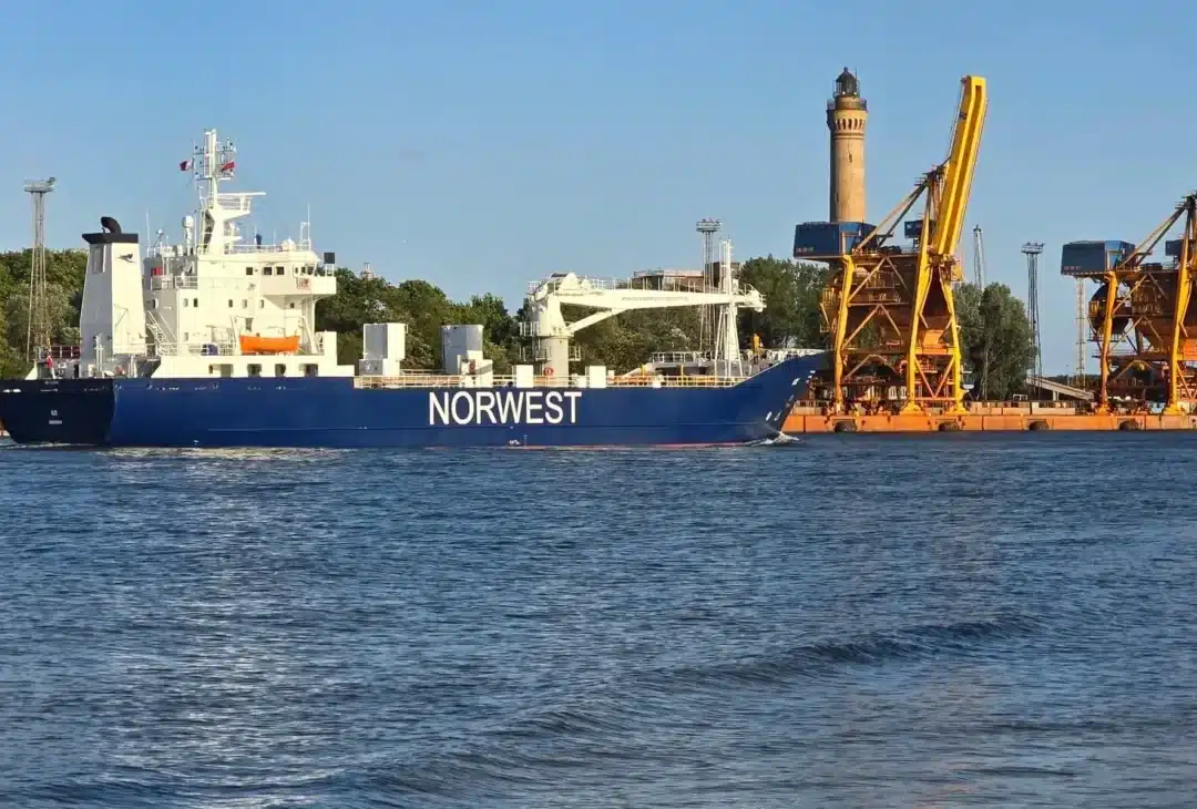 frachtowiec w porcie w Świnoujściu