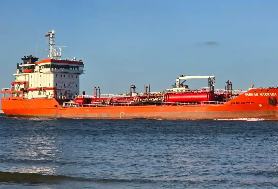 czerwony statek ftachtowy