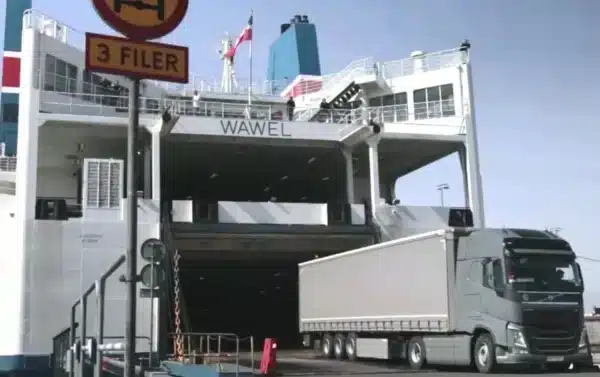 Ciężarówka zjeżdża z promu Wawel