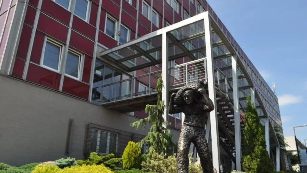 pol-agent-szczecin-biuro-steinweg-group Nasze biuro w Szczecinie. Figurka przed wejściem symbolizuje ścisłą integrację z Grupą C. Steinweg Rotterdam, której częścią jesteśmy od 2006 roku