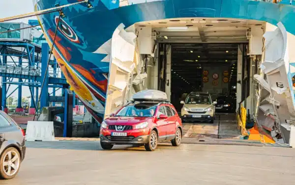 Rozładunek pjazdów z promu Mazovia Polferries - przeprawa promowa Ystad - rezerwacje TIR POL-AGENT