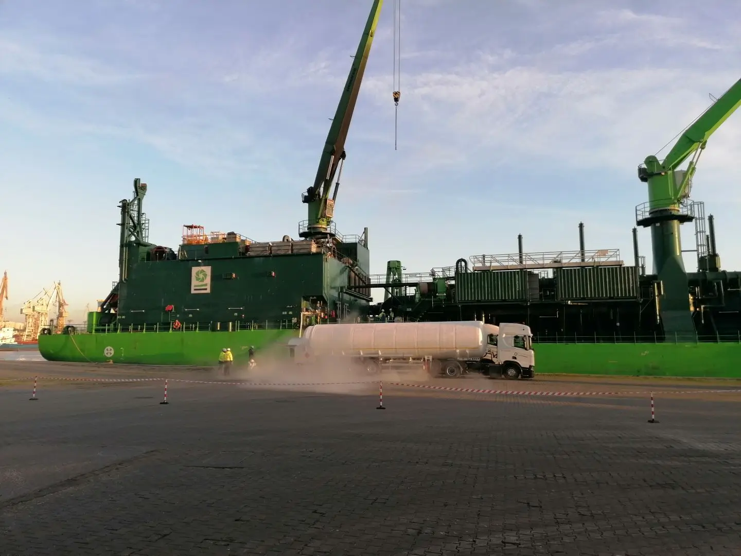 bunkrowanie-szczein Pogłębiarka podczas bunkrowania ekologicznego paliwa LNG w Szczecinie | Agencja Morska Pol-Agent