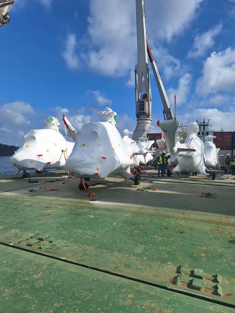 zaladunek-statku Załadunek helikopterów na pokład statku w Świnoujściu | AQgencja Morska POL-AGENT