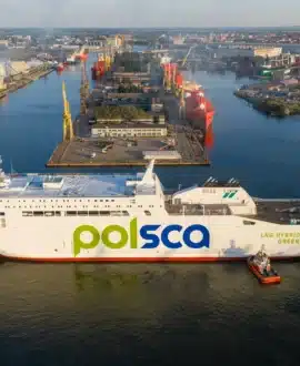 Prom pasażersko-towarowy Bursztyn w barwach Polsca, napędzany LNG Hybrid, widoczny z lotu ptaka podczas manewrów w porcie