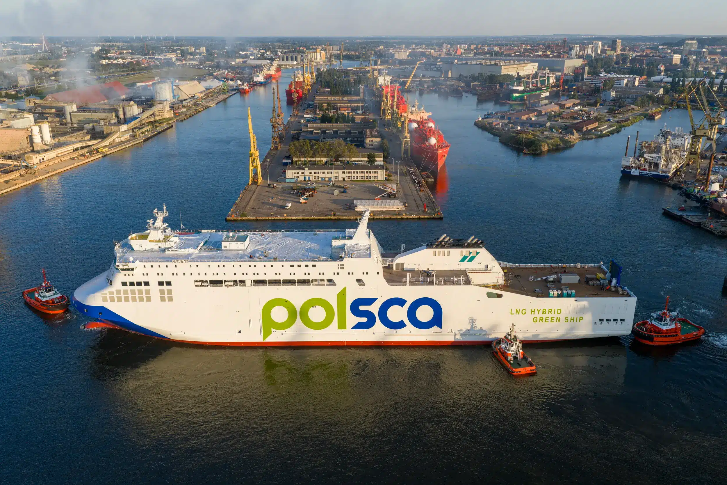 Prom pasażersko-towarowy Bursztyn w barwach Polsca, napędzany LNG Hybrid, widoczny z lotu ptaka podczas manewrów w porcie Prom pasażersko-towarowy Bursztyn w barwach Polsca, napędzany LNG Hybrid, widoczny z lotu ptaka podczas manewrów w porcie